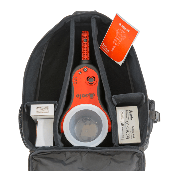 Solo 611 Urban Rucksack mit eingepacktem Prüfkit und Stangen für den professionellen Einsatz.